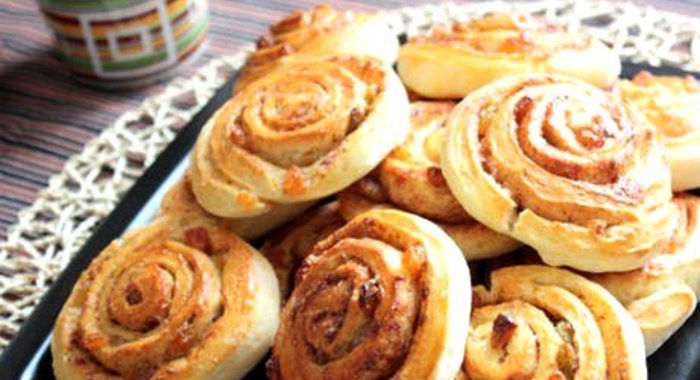 Рулетики с изюмом и корицей