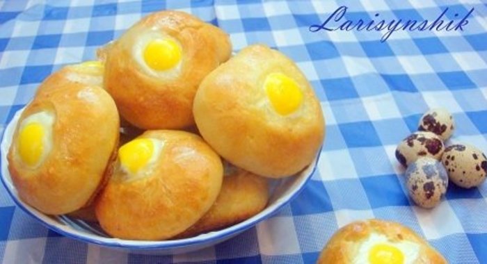 Булка сырная с перепелиным яйцом