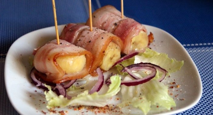 Запеченные рулетики из копченой грудинки с бананами