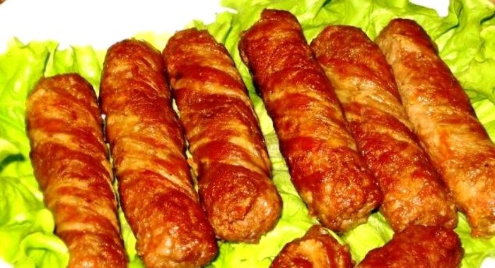 Большая сосиска в беконе