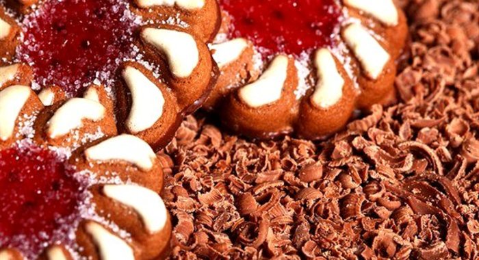 Шоколадное печенье с миндалем и абрикосовым джемом