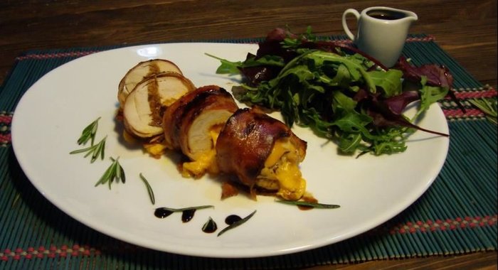 Рулет из цесарки с чеддером и вялеными томатами под соусом терьяки