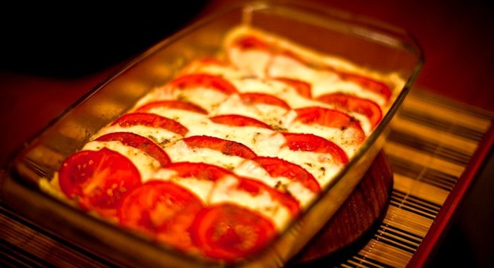 Пирог с беконом и моцареллой