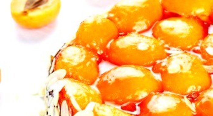 Пирог с абрикосами и миндалем