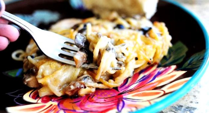 Кассероль из курицы, спагетти и грибов