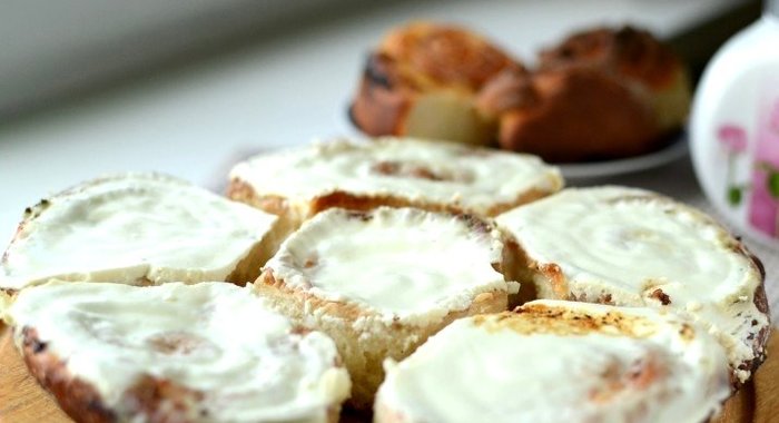 Булочки с творогом в сметанной заливке