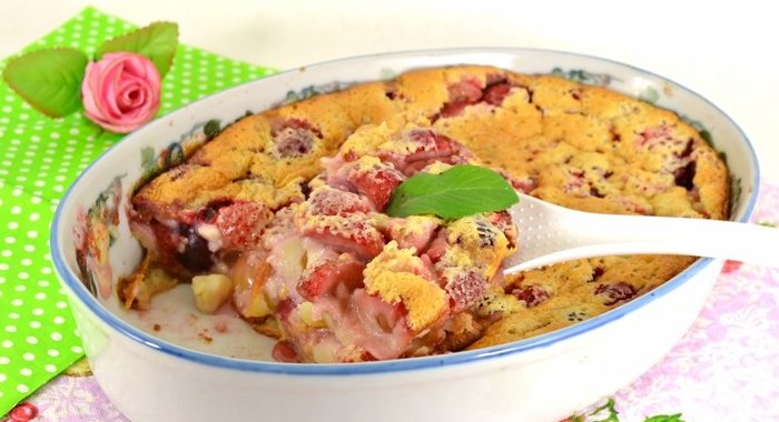 Клафути с черешней и клубникой