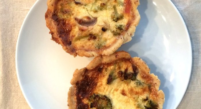 Порционные безглютеновые киши с пореем, брокколи и копченым лососем