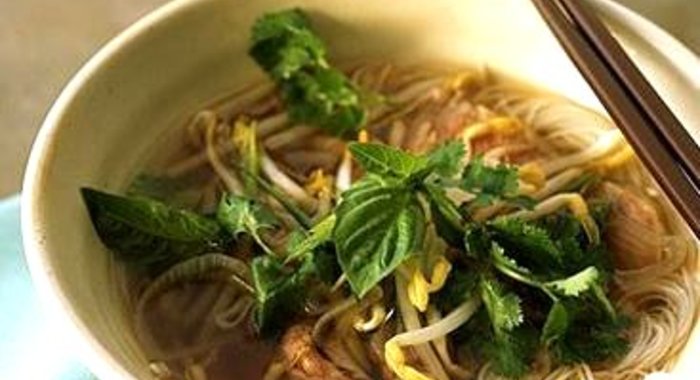 Вьетнамский говяжий суп с лапшой с имбирем