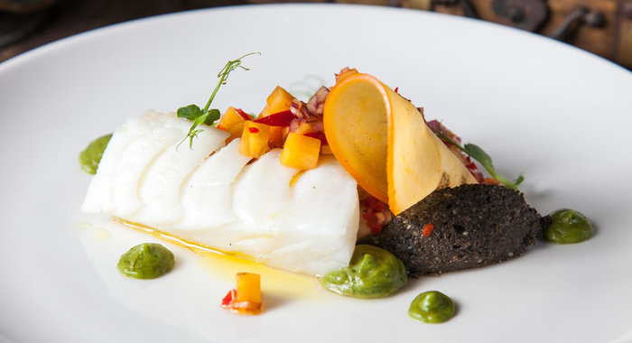 Паровая треска с сальсой из хурмы