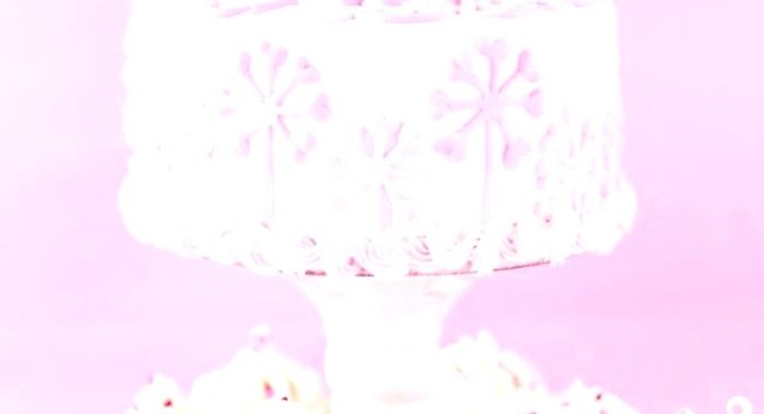 Клубничный торт с шоколадным кремом и глазурью