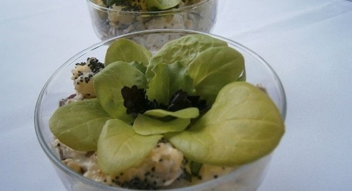 Салат с курицей, ананасом и маковой заправкой