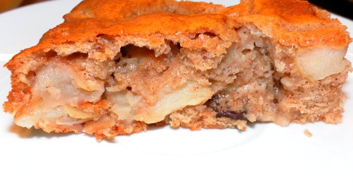 Пряный яблочный пирог с изюмом