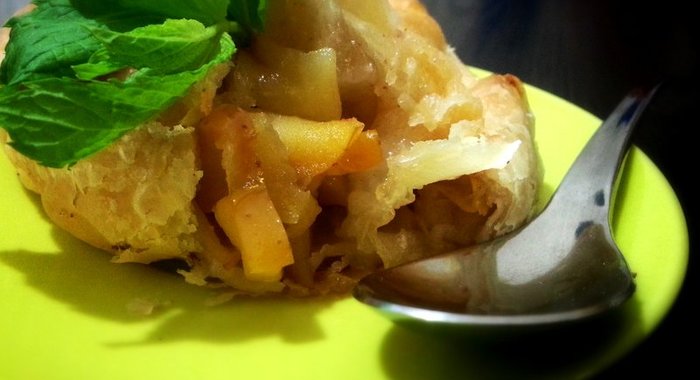 Слоеные мешочки с яблоками и мятой