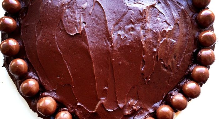 Шоколадный торт с глазурью и конфетами