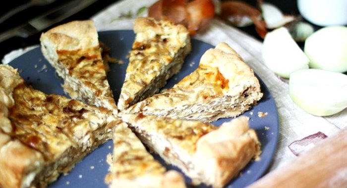 Луковый пирог с плавленым сыром