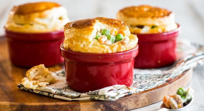 Порционные английские пироги из курицы в горшочке
