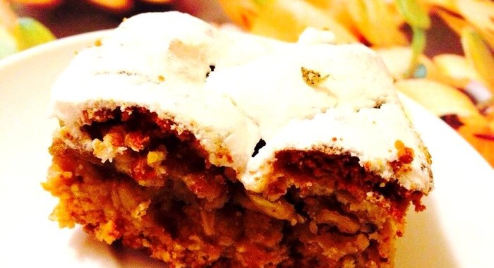 Медовый пирог с овсяными хлопьями, яблоками, миндалем и изюмом