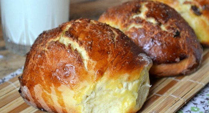 Булочки с изюмом из дрожжевого теста