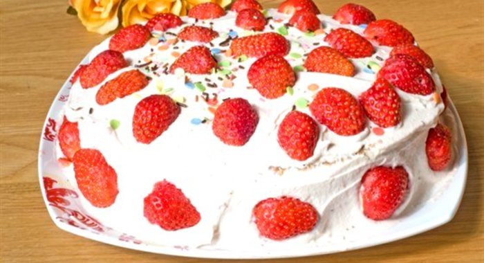 Торт с клубникой и пассифлорой