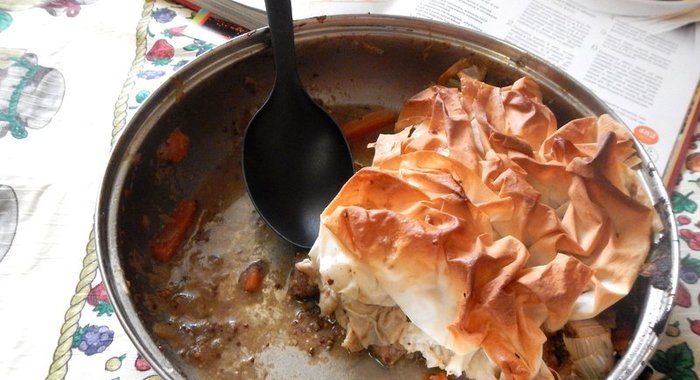 Пастуший пирог с корочкой из слоеного теста