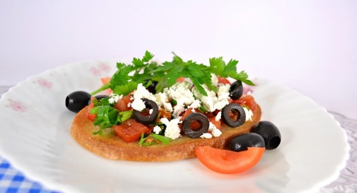 Гренки с помидорами, оливками и фетой