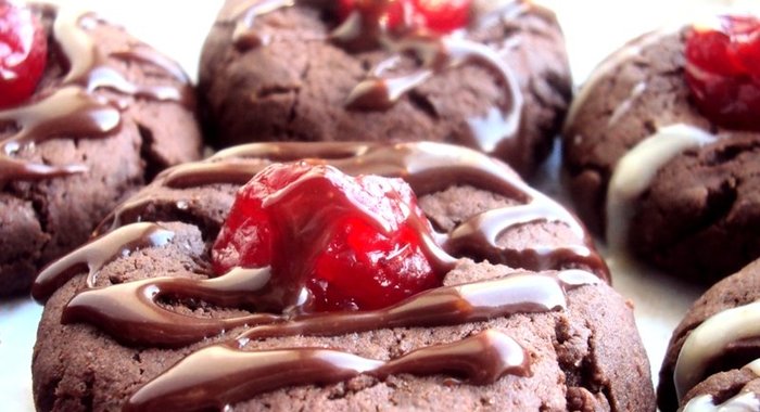 Шоколадное печенье с вишней