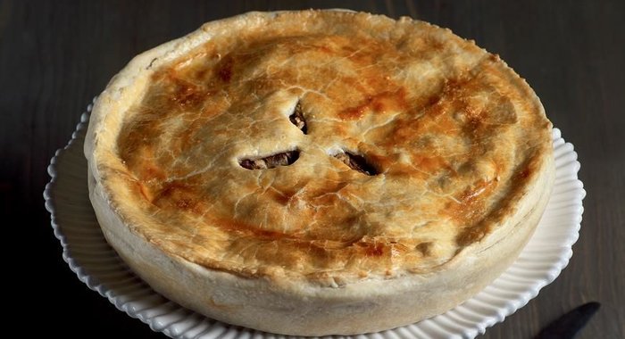 Пирог из цесарки с лесными грибами и тархуном