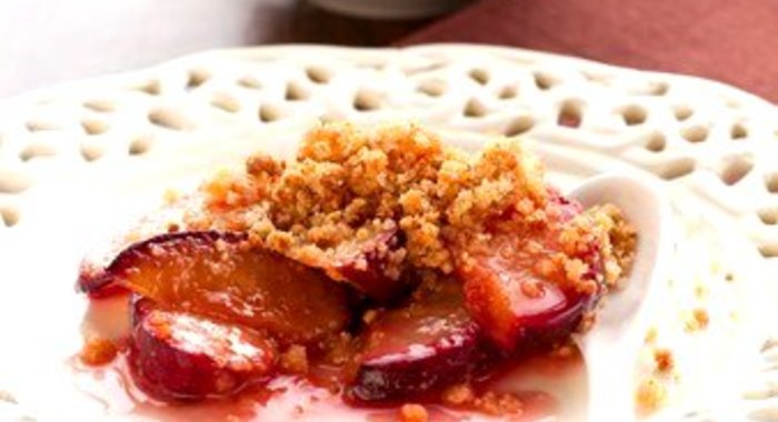 Персиково-черничный крамбл