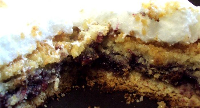 Нежный песочный торт с белковым кремом