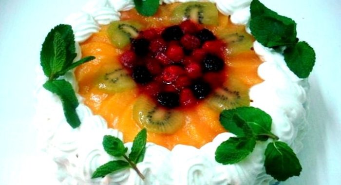 Два фруктовых торта на одной основе