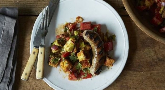 Колбаски с овощным салатом