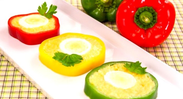 Перец, фаршированный сыром и яйцами