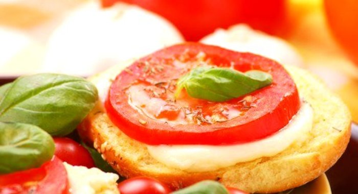 Гренки с козьим сыром и соусом