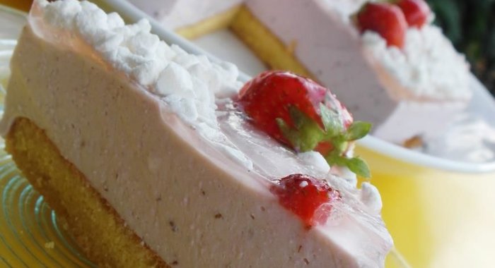 Торт Белые ночи с клубничным кремом- суфле