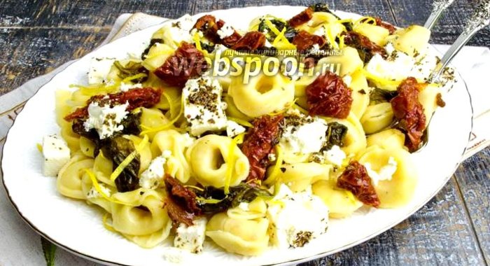Тортеллини сырные с вялеными помидорами и шпинатом