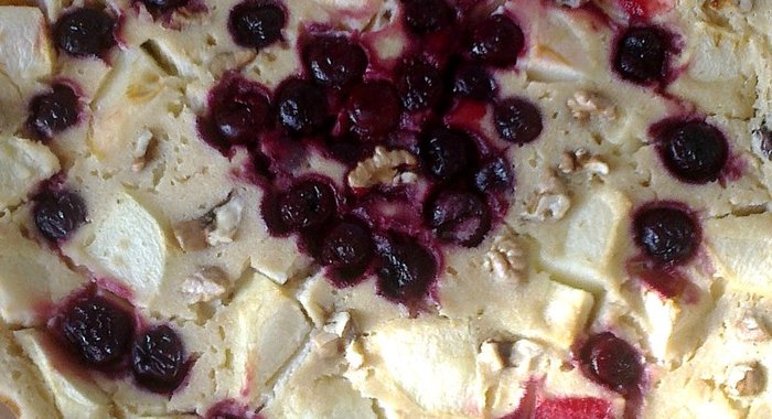 Овсяный пирог с яблоками и вишней