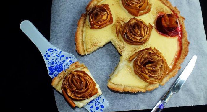 Пирог с яблоками Желтые розы