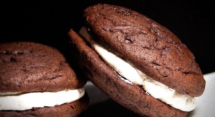 Печенье шоколадное с ванильной прослойкой