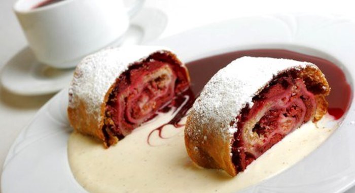 Штрудель с клубникой и изюмом