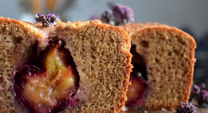 Пряный пирог со сливой