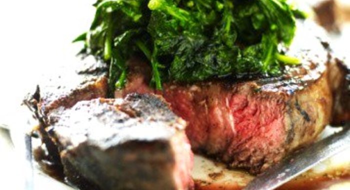 Говяжий стейк и сливочный шпинат с голубым сыром