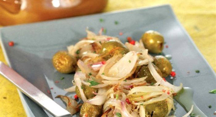 Меззе из оливок с карамелизированным луком и свежим орегано