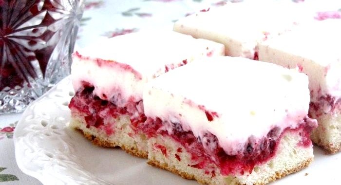 Пирог с брусникой и сметаной