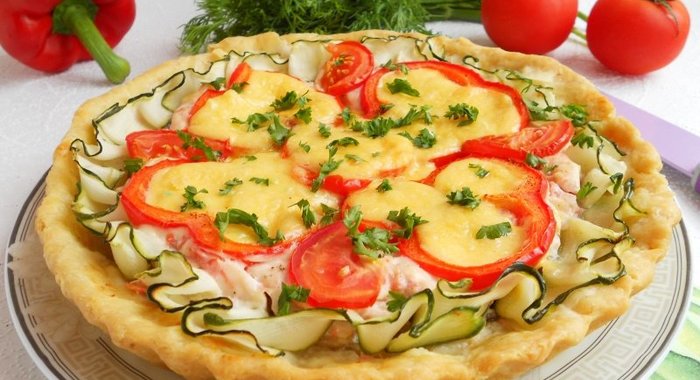 Пирог из песочного теста с курицей и овощами