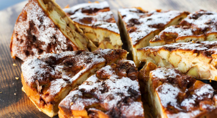 Пирог с яблоками и изюмом