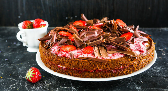 Торт с замороженной клубникой