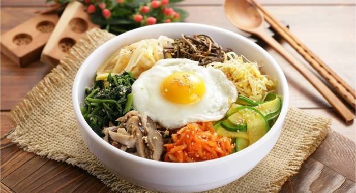 Классическое корейское блюдо Бибимбап