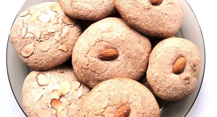 Тягучее миндальное печенье с абрикосовыми косточками