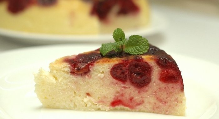 Творожная запеканка с вишней в мультиварке